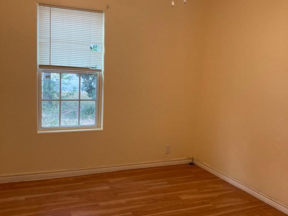 5th image of 218 Waugh St