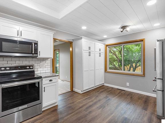 3rd image of 506 Fleetwood Dr