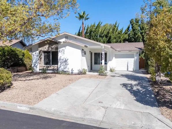 838 Loganberry Ct, San Marcos, CA 92069