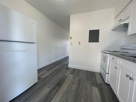 4th image of 15940 NE 19th Ct APT 2