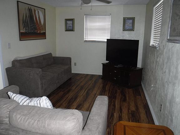 4th image of 3031 N Oleander Ave