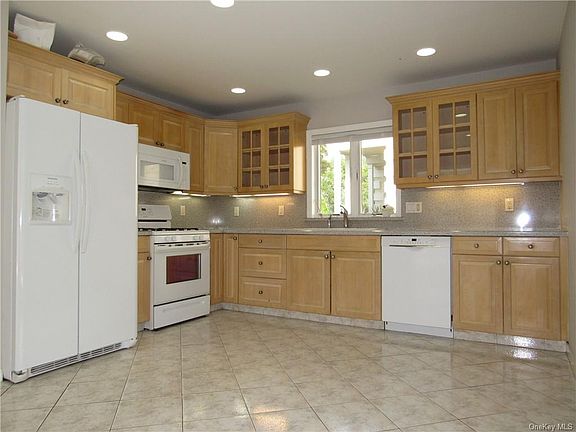 4th image of 26 Anderson Ave