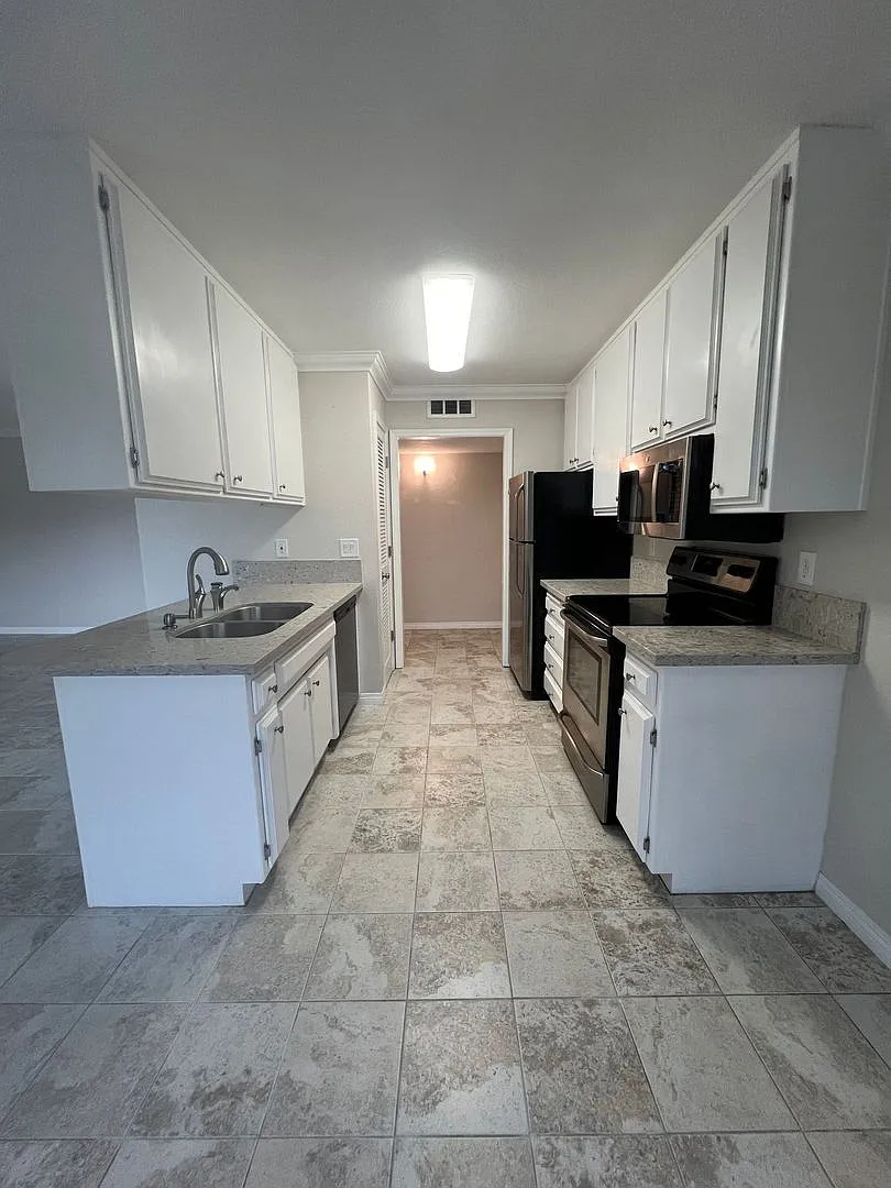 1015 Lakeside Dr. — Photo 3