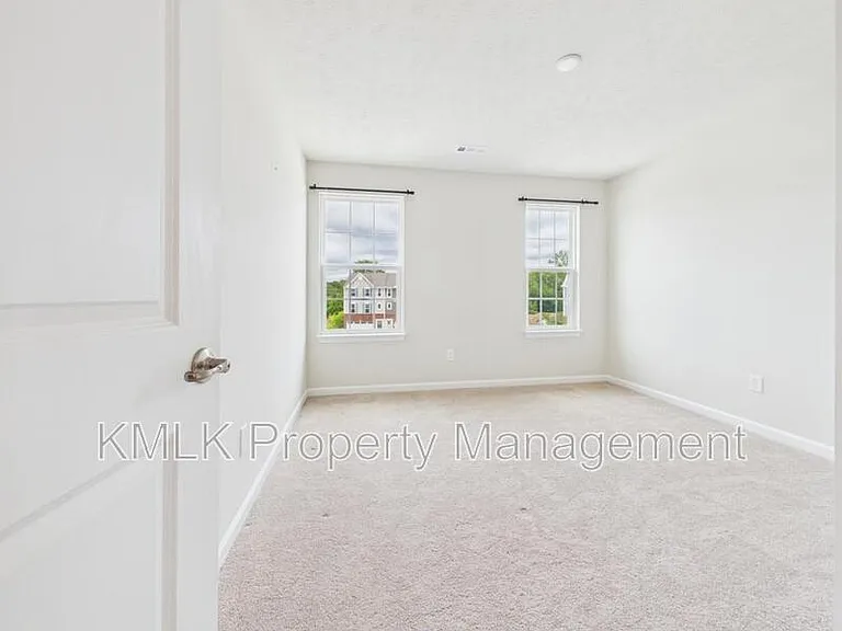 4037 N Steels Cir — Photo 32