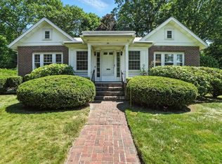 22 Stoneleigh Cir, Watertown, MA 02472