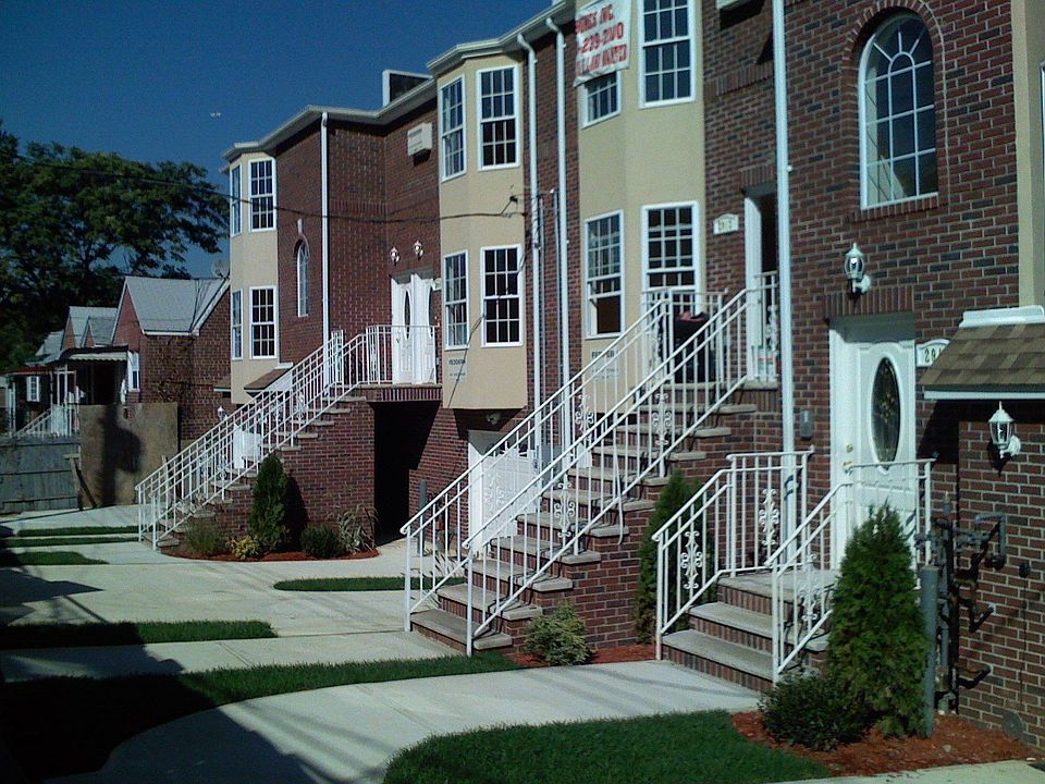 1st image of 2916 Hering Ave