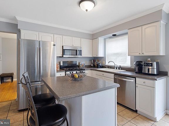 5th image of 401 Suwannee Ct