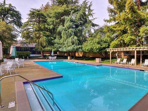 Community pool & hot tub