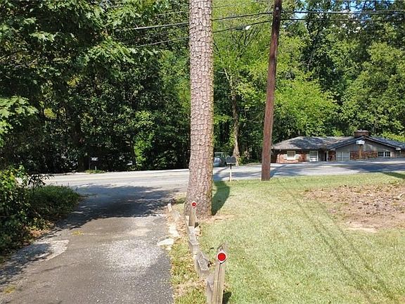 3rd image of 1276 Woods Cir NE