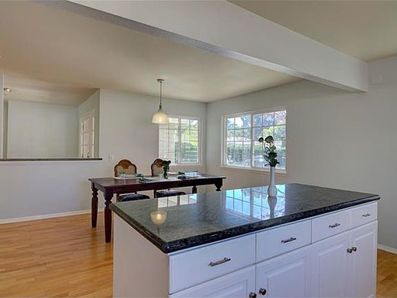 5th image of 980 Grove Pl