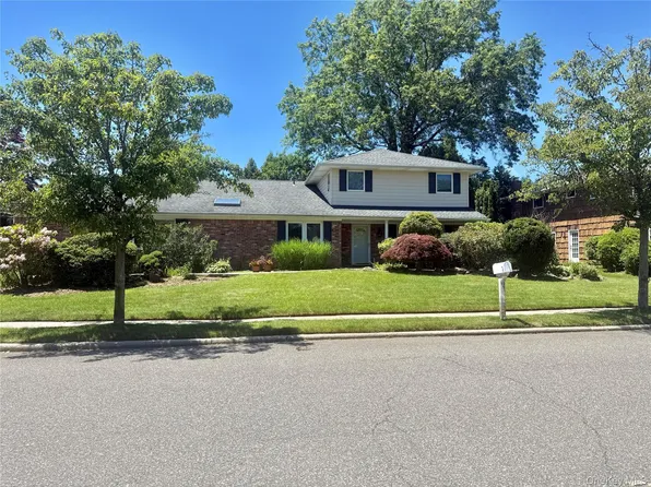3 Clemson Lane, Woodbury, NY 11797