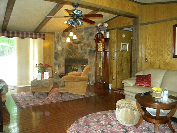 LIVING - SITTING AREA
