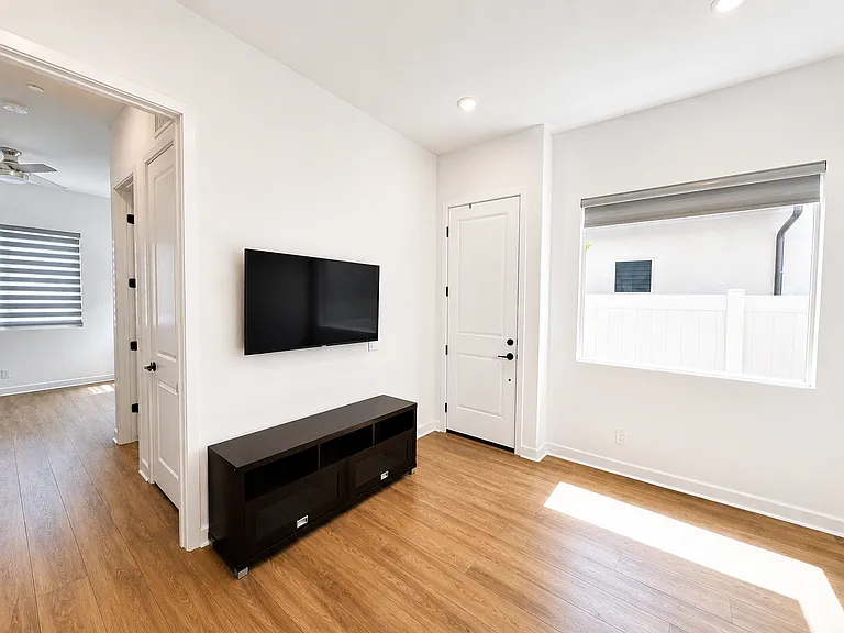 586 Gateway Ln #2 — Photo 3