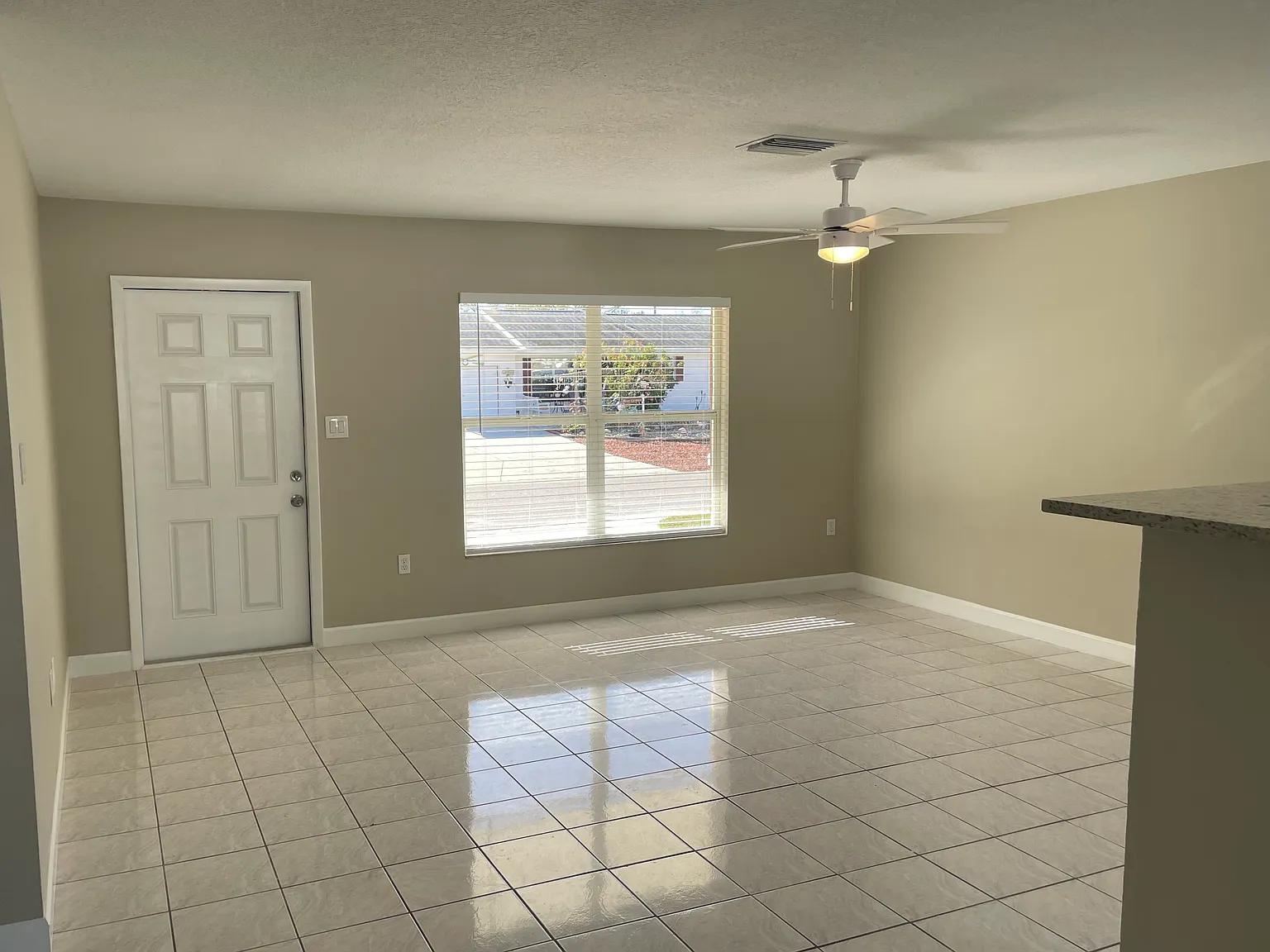 3 bed, 1300 sqft, $2,700 — Photo 3