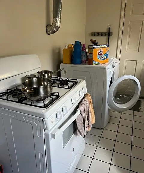 gas range and washer dryer hook ups WD not included