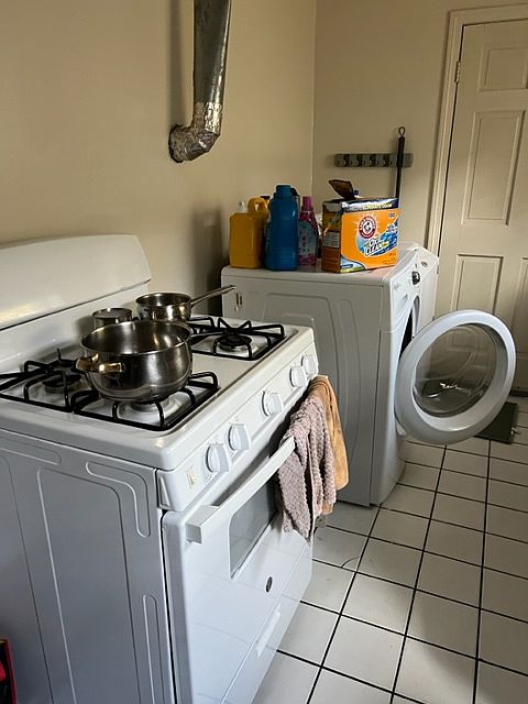 gas range and washer dryer hook ups WD not included