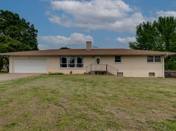 715 E Walnut Street, Aurora, MO 65605