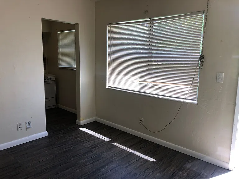 211 SW 7th Ave — Photo 5
