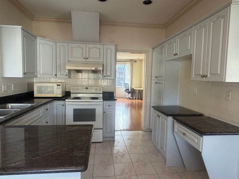 Vancouver House for rent - 4 Bedrooms — photo 4