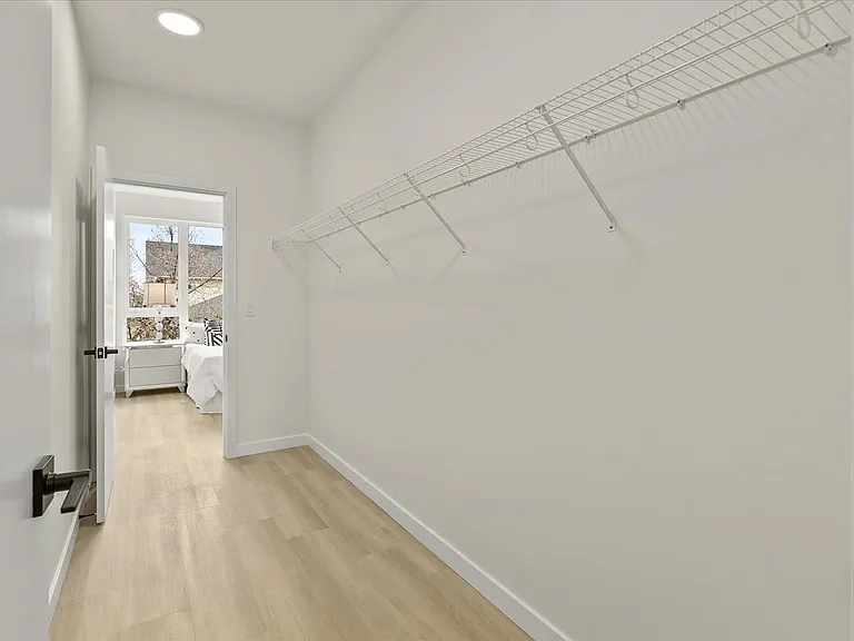 255 E Louisa St — Photo 21