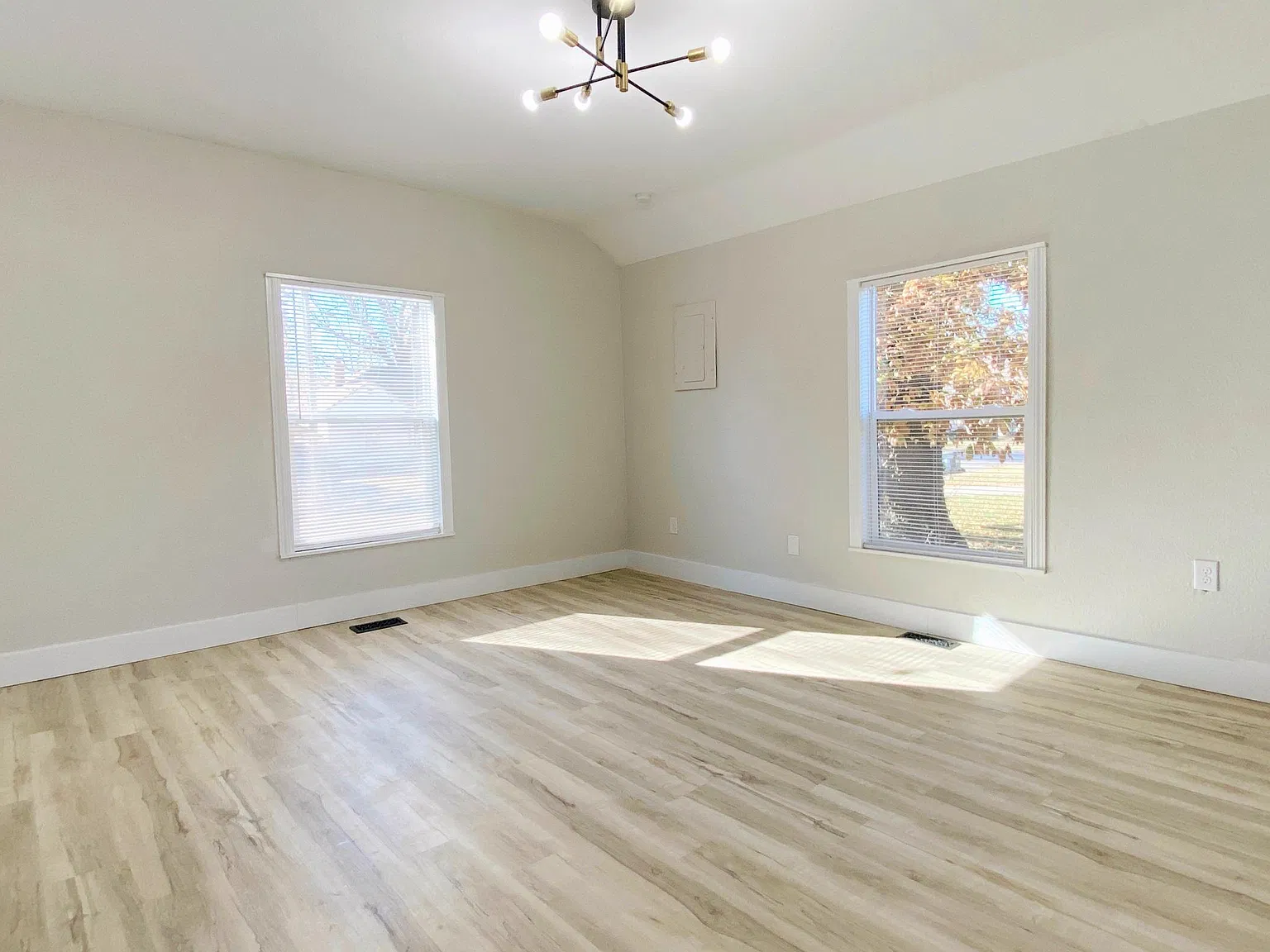 829 W Elm St — Photo 4