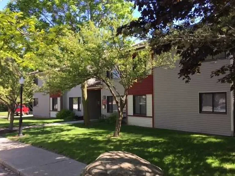 Crimson Heights Apartments — Photo 10
