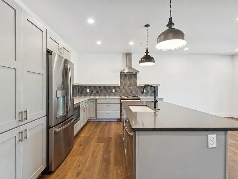 1013 E 7th St — Photo 16