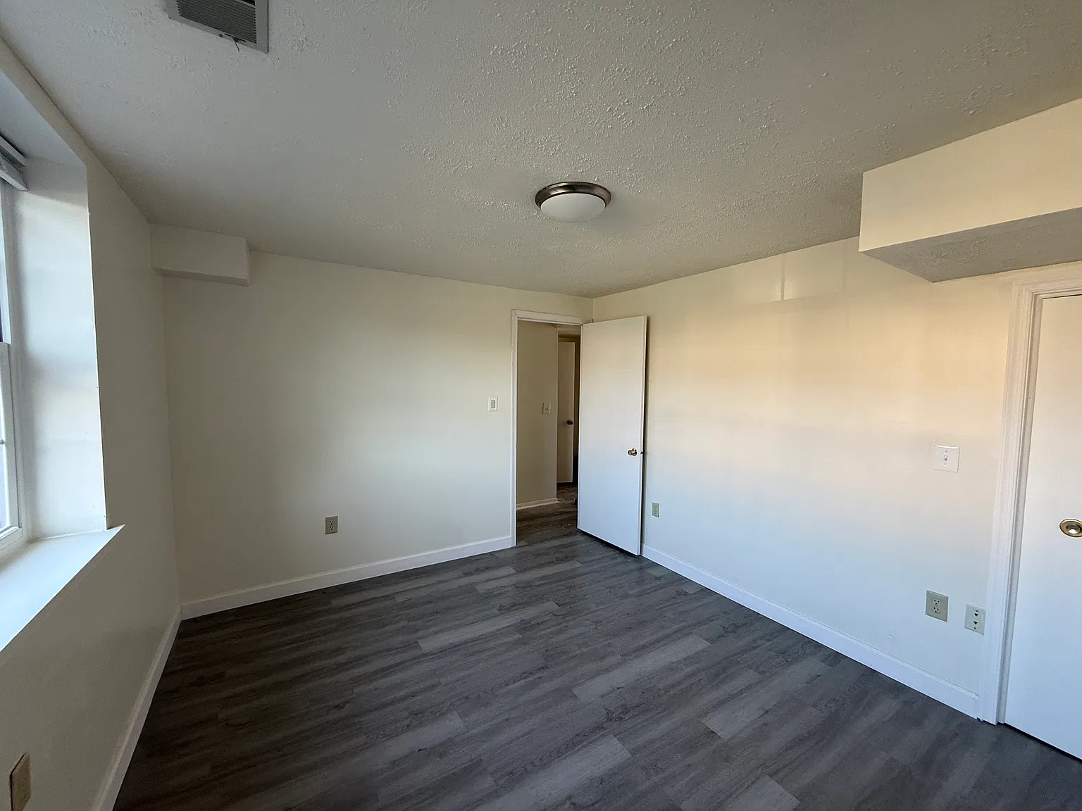 1 bed, 700 sqft, $1,200 — Photo 4