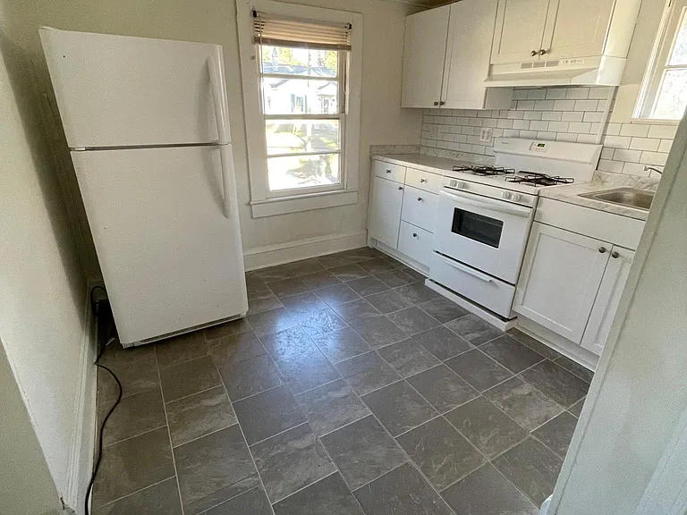 414 E 2nd St #B — Photo 5
