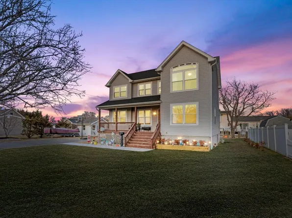811 W Bay Drive, West Islip, NY 11795