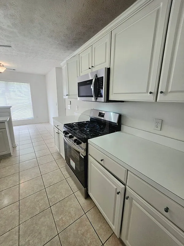 4 bed, 2.5 bath, 2796 sqft, $2,750 — Photo 3