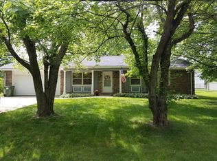 112 S Lake Of The Woods Rd, Mahomet, IL 61853