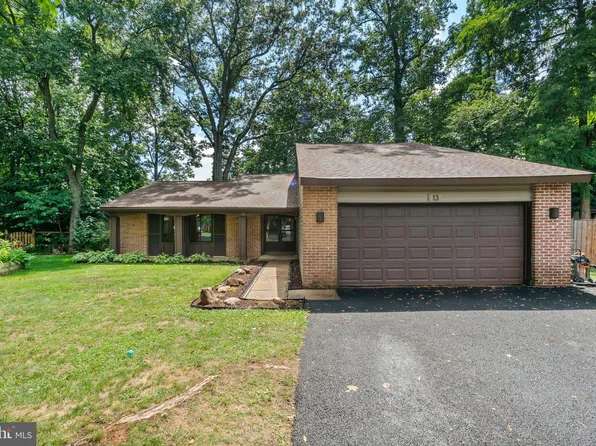 13 Westgate Ct, Sterling, VA 20164