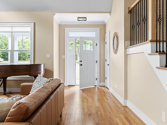 5th image of 401 Chadwick Ln