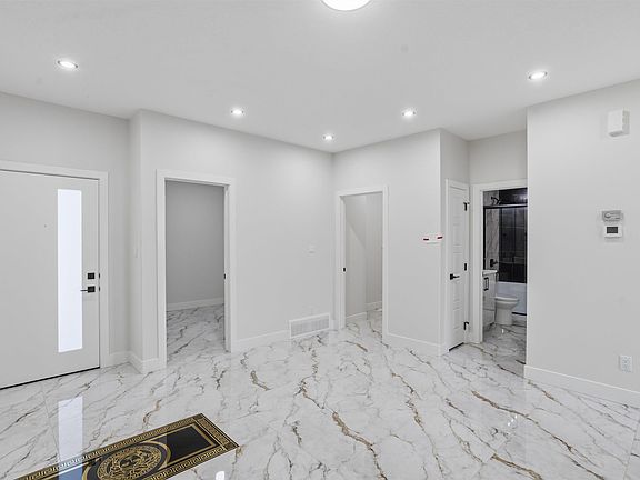 3rd image of 2318 6a Ave SW
