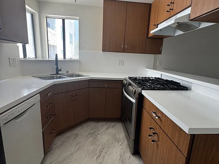 5250 Bellingham Ave — Photo 2