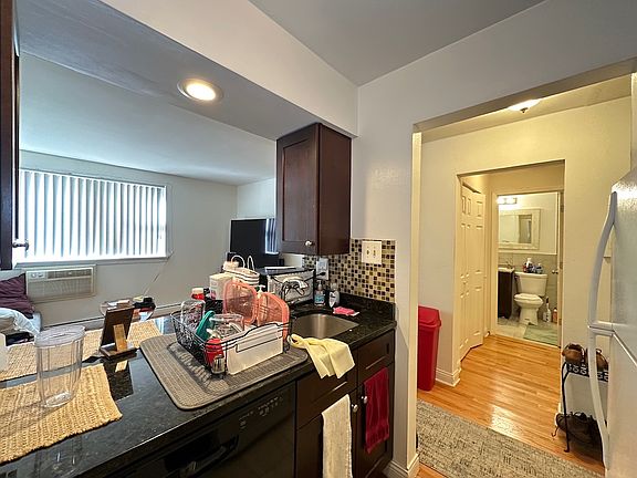 4th image of 3710 N Pine Grove Ave #605