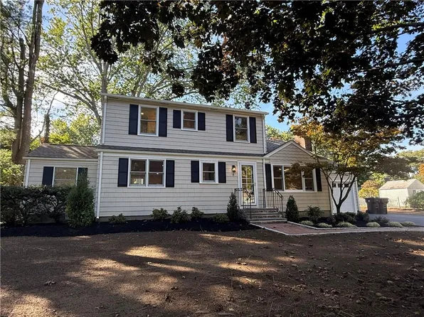 8 Pine Cone Dr, Barrington, RI 02806
