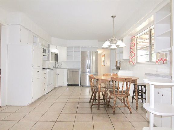 3rd image of 214 Hayden Blvd
