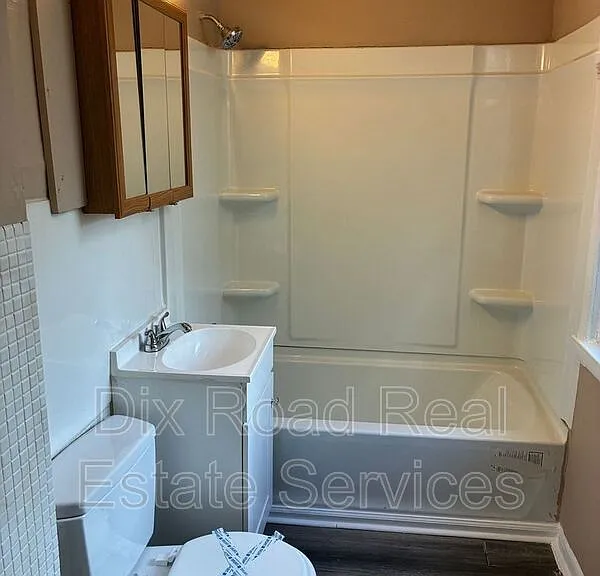 702 Baltimore St — Photo 8