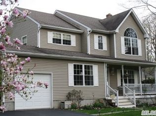 10 Knoll Top Rd, Stony Brook, NY 11790