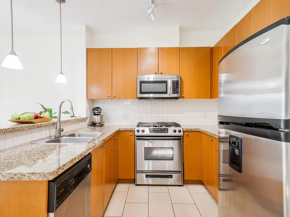 14 E Royal Ave #407, New Westminster, BC V3L 5W5