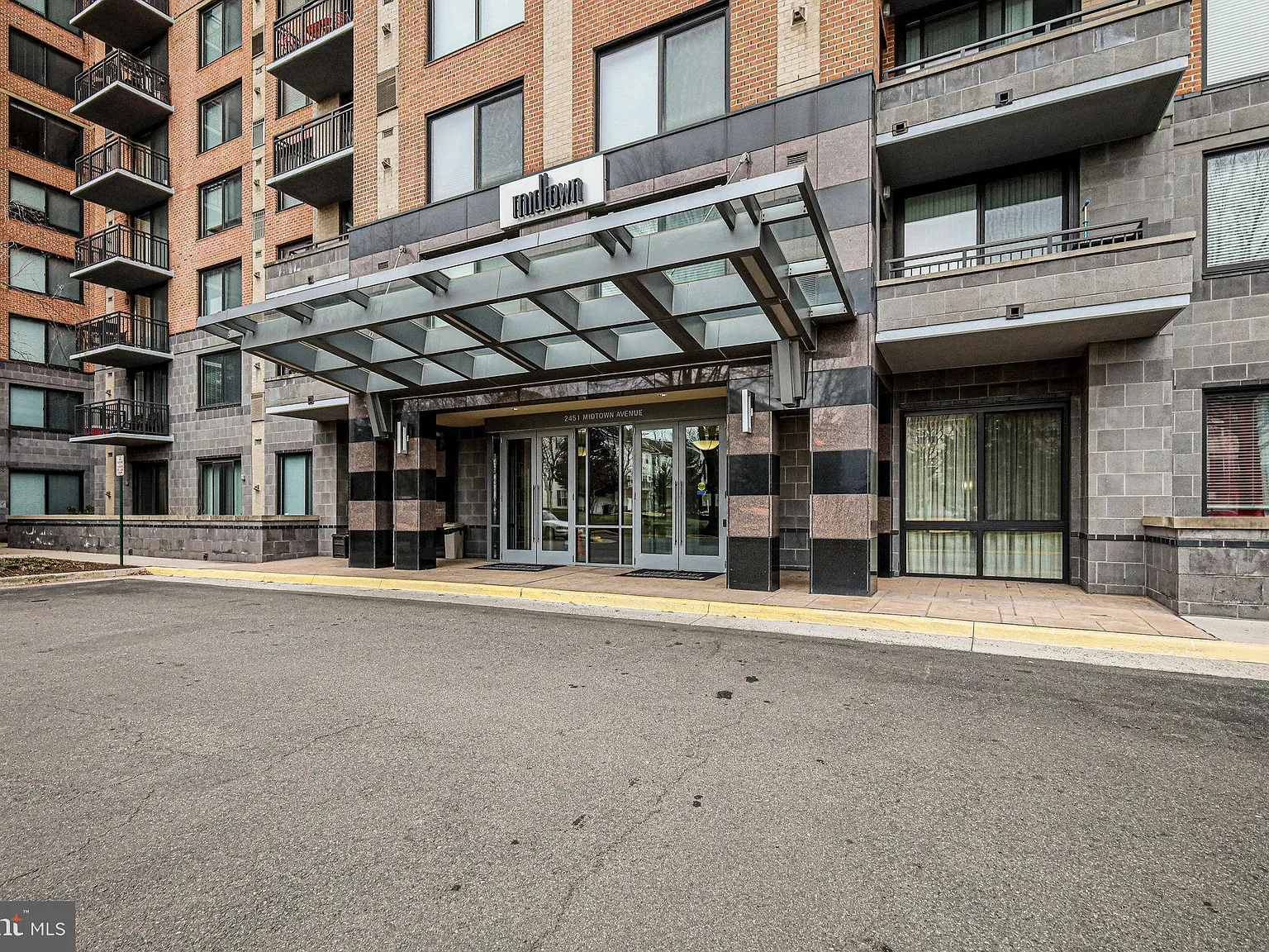 1 bed, 1.0 bath, 805 sqft, $2,350 — Photo 2
