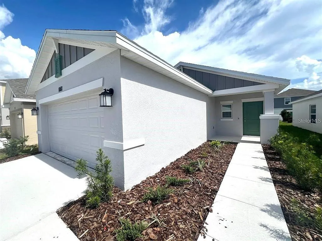 3 bed, 2.0 bath, 1267 sqft, $2,225 — Photo 3