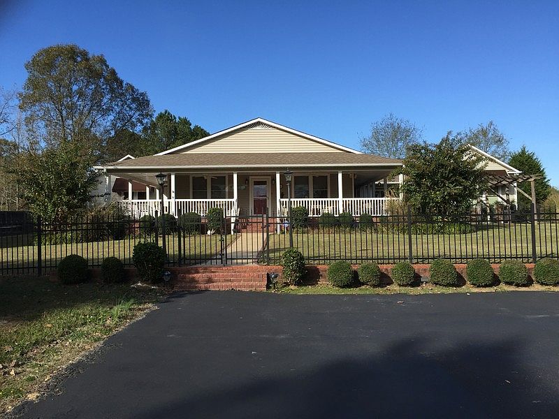 Perfect Farm house Built to Entertain! : Wrap-Around Porch