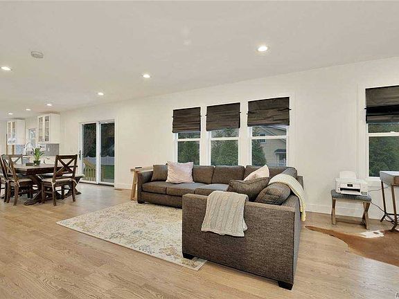 5th image of 32 Goldenrod Ave