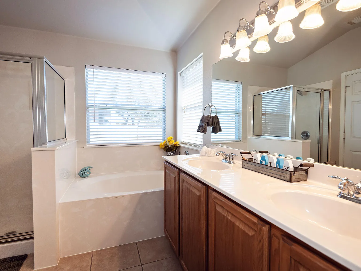 4 bed, 3.0 bath, 2326 sqft, $1,139 — Photo 3
