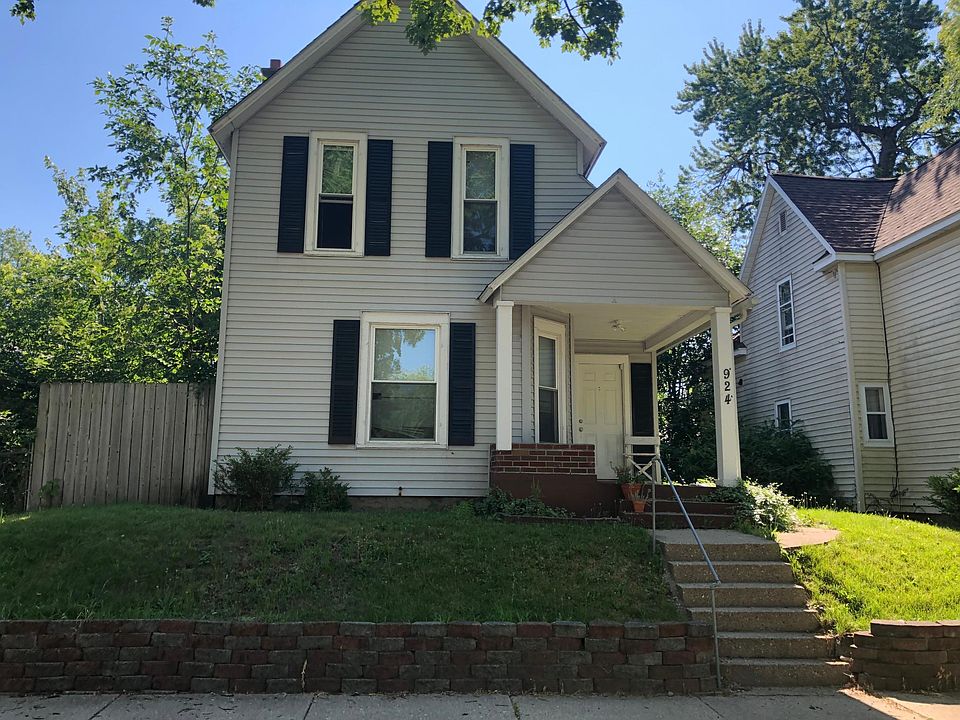 1st image of 924 Pine Ave NW