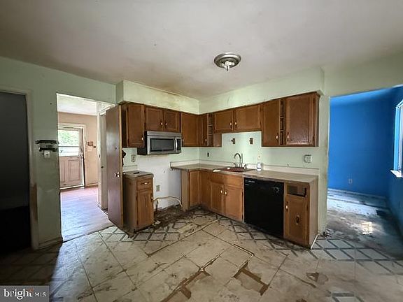 4th image of 37 Ashland Ave