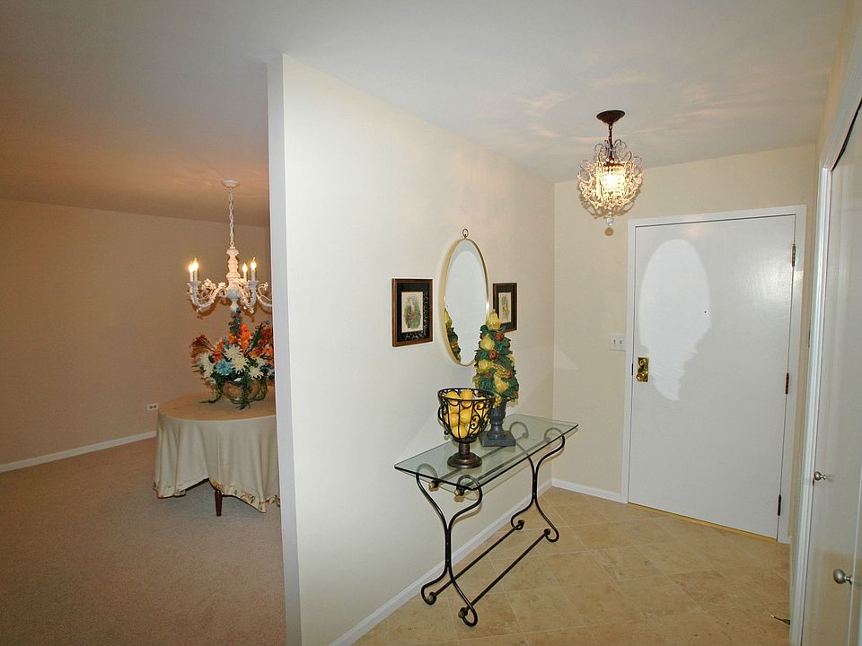 1st image of 140 Franklin Pl E APT 211